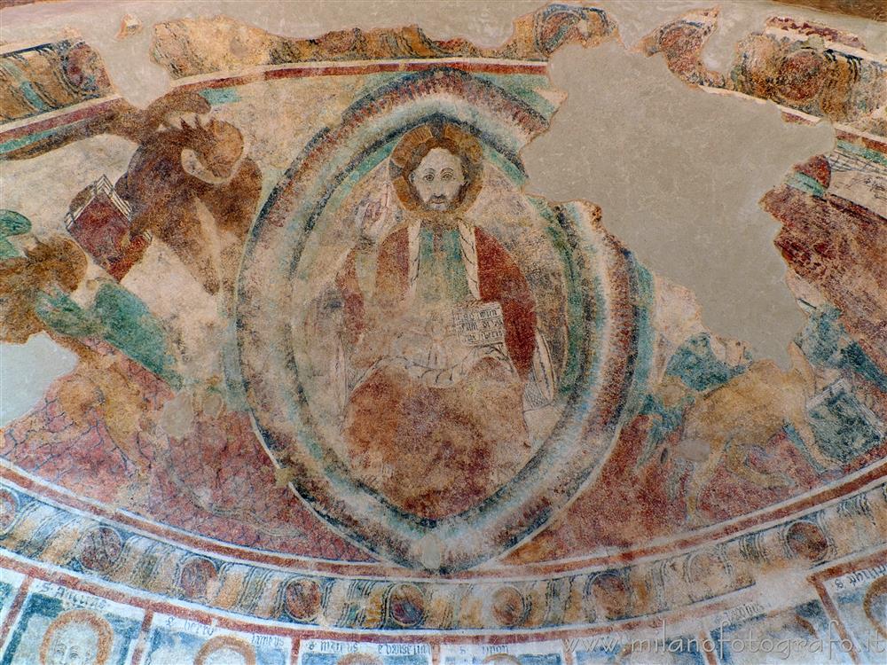 Netro (Biella) - Cristo Pantocratore benedicente nell'abside centrale della Chiesa cimiteriale di Santa Maria Assunta